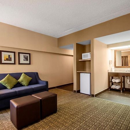 Comfort Suites At Woodbridge Avenel Exterior photo