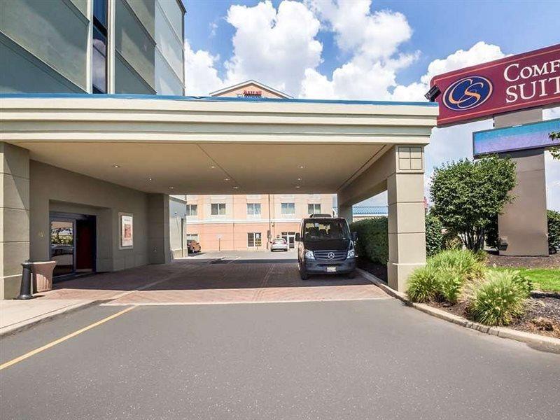 Comfort Suites At Woodbridge Avenel Exterior photo