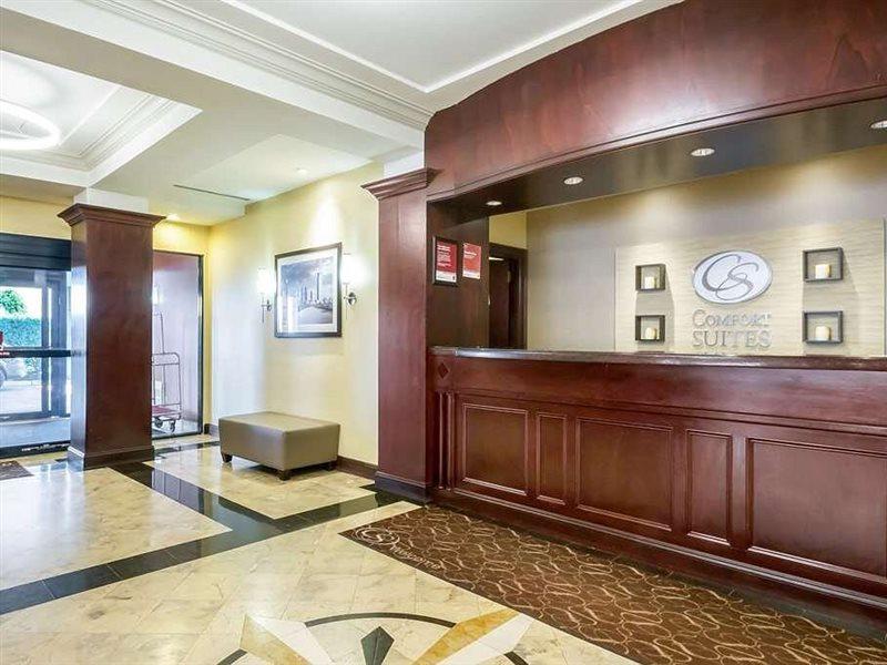 Comfort Suites At Woodbridge Avenel Exterior photo