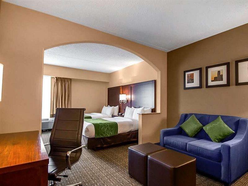Comfort Suites At Woodbridge Avenel Exterior photo