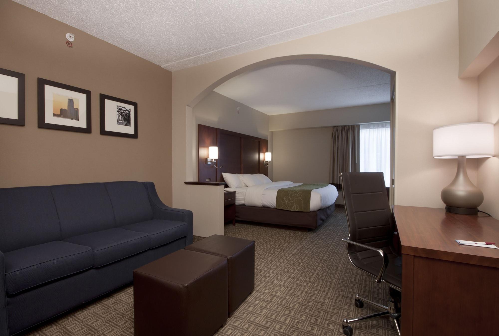 Comfort Suites At Woodbridge Avenel Exterior photo