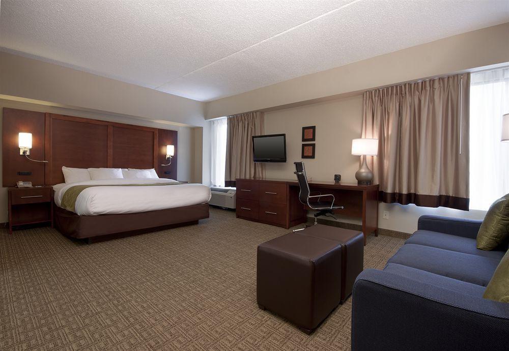 Comfort Suites At Woodbridge Avenel Exterior photo