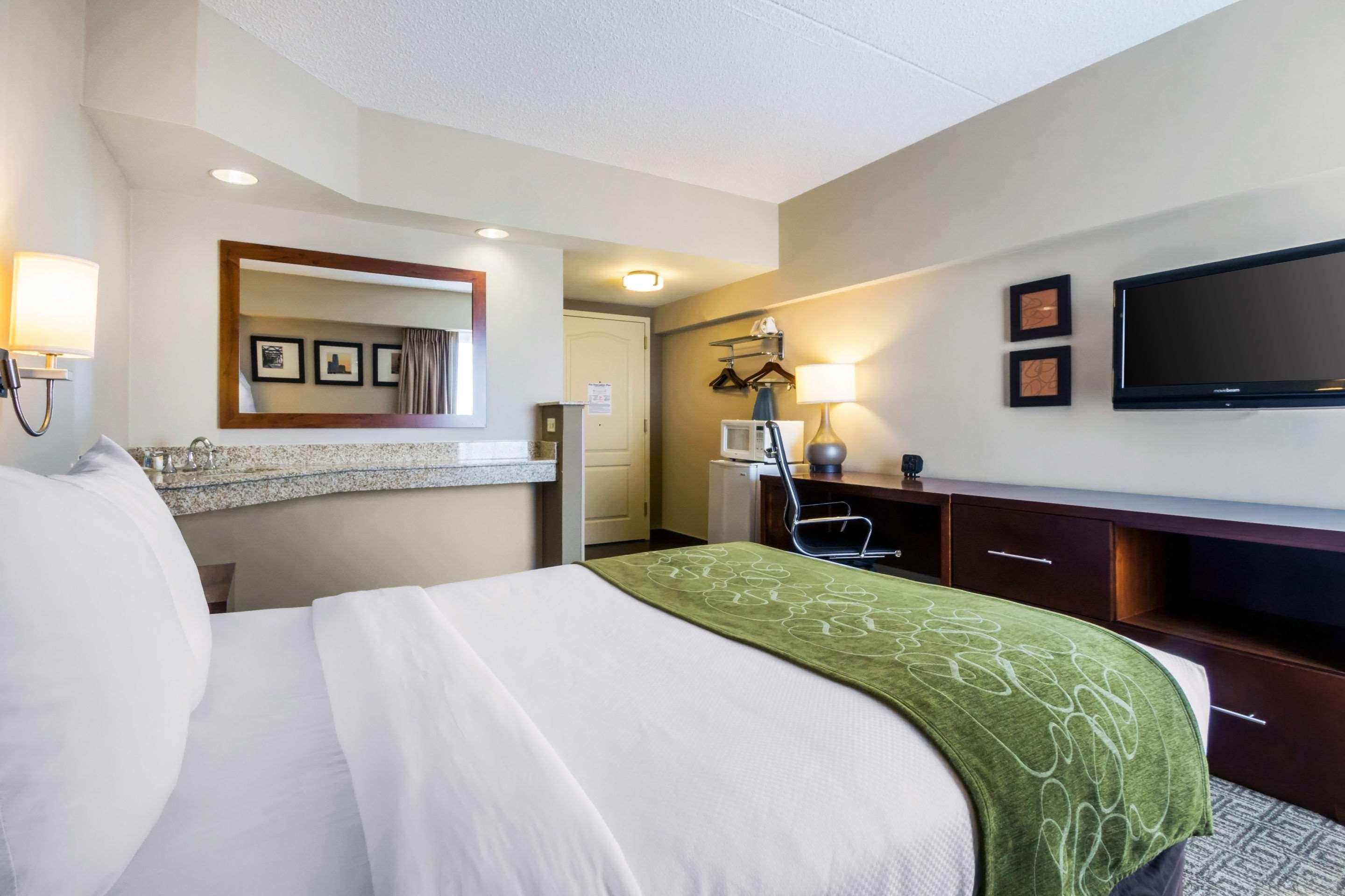 Comfort Suites At Woodbridge Avenel Exterior photo