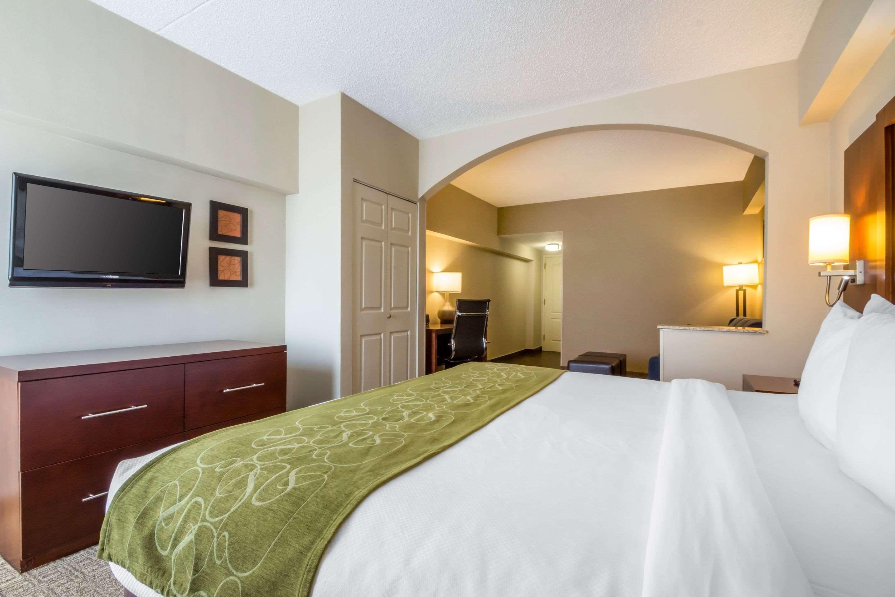 Comfort Suites At Woodbridge Avenel Exterior photo