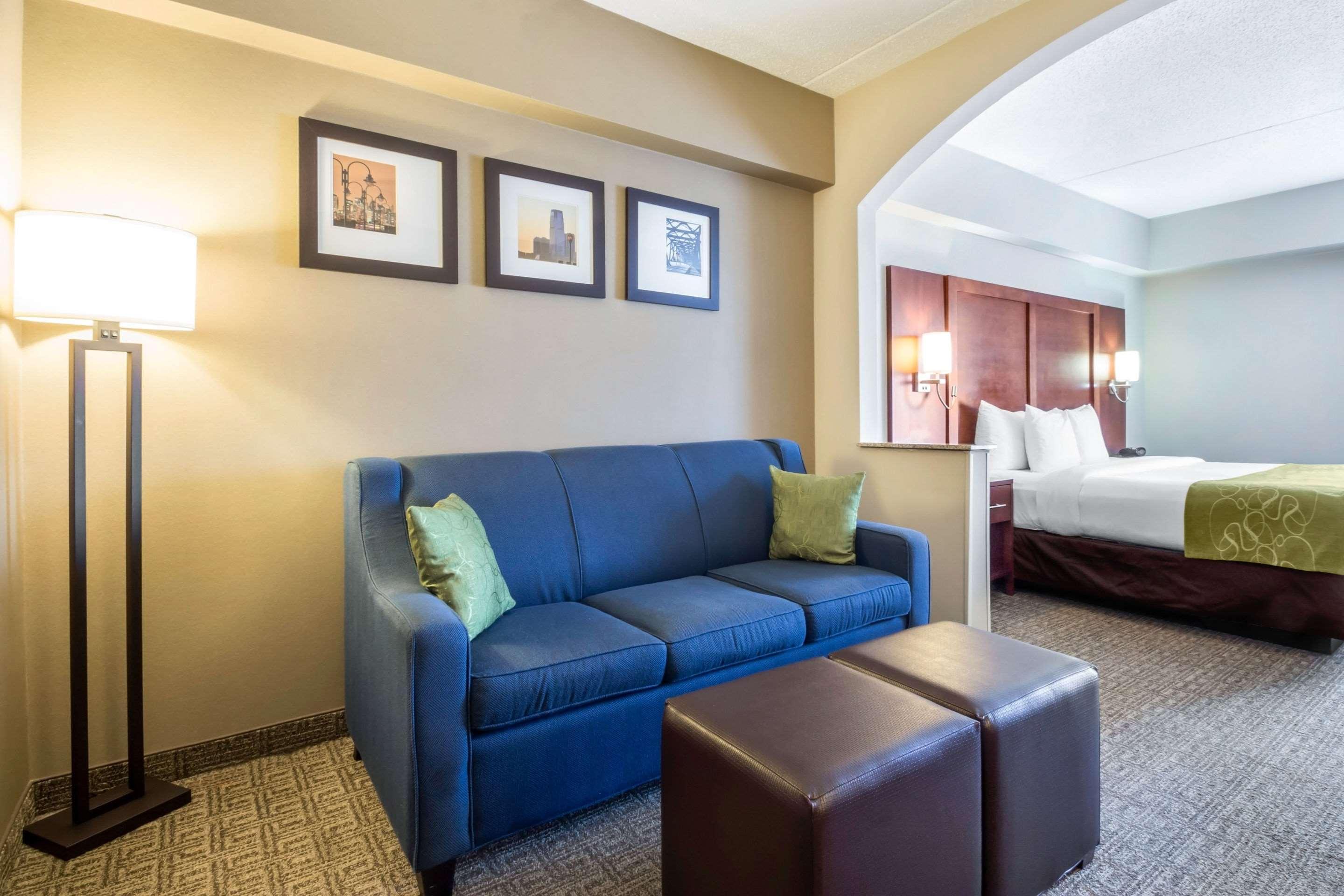 Comfort Suites At Woodbridge Avenel Exterior photo