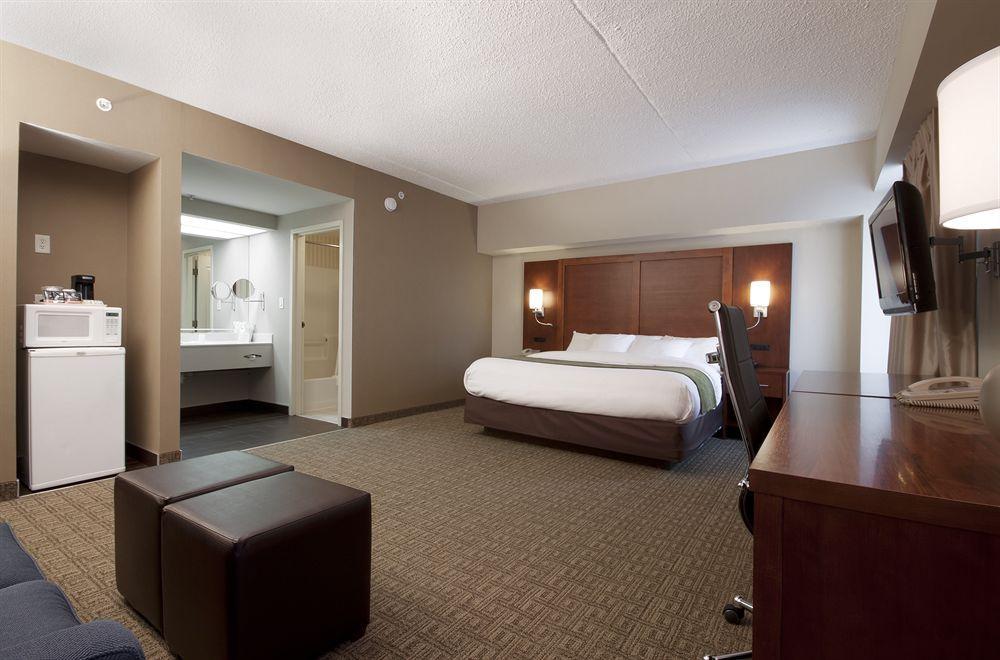 Comfort Suites At Woodbridge Avenel Exterior photo