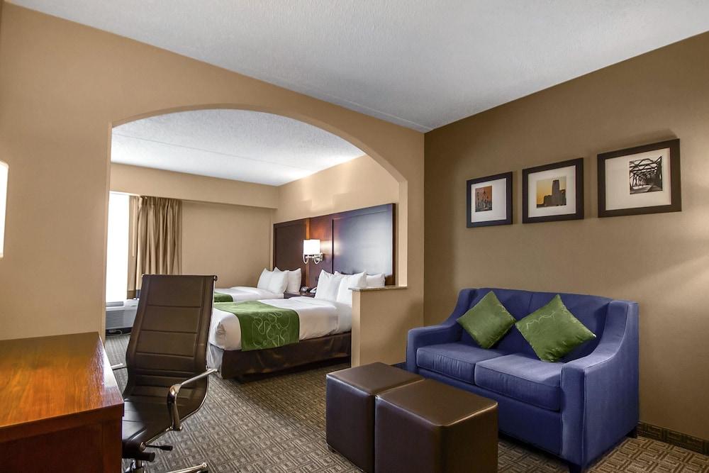 Comfort Suites At Woodbridge Avenel Exterior photo