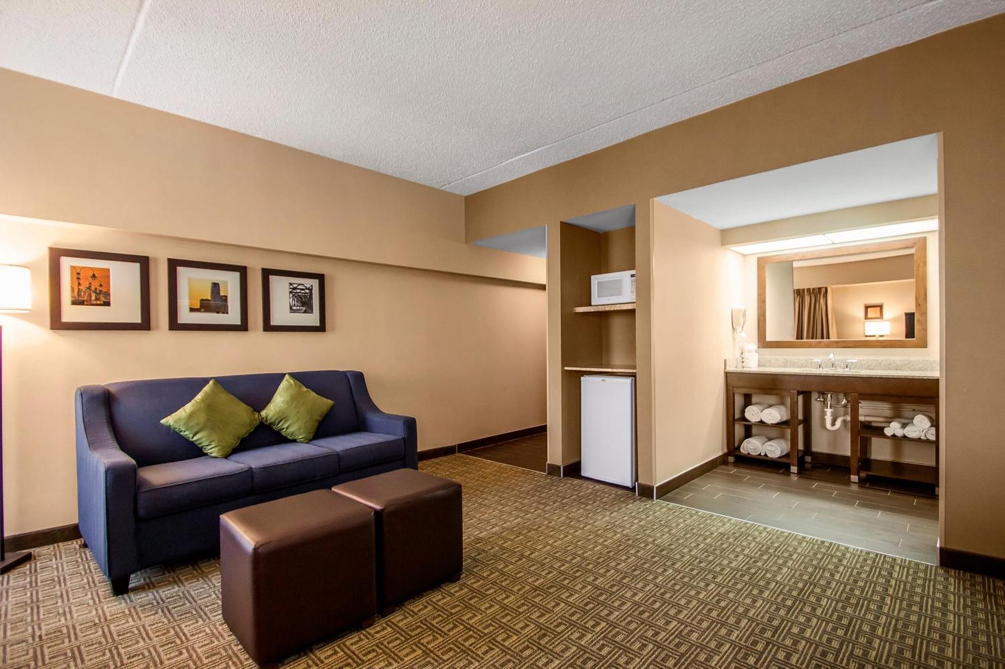 Comfort Suites At Woodbridge Avenel Exterior photo