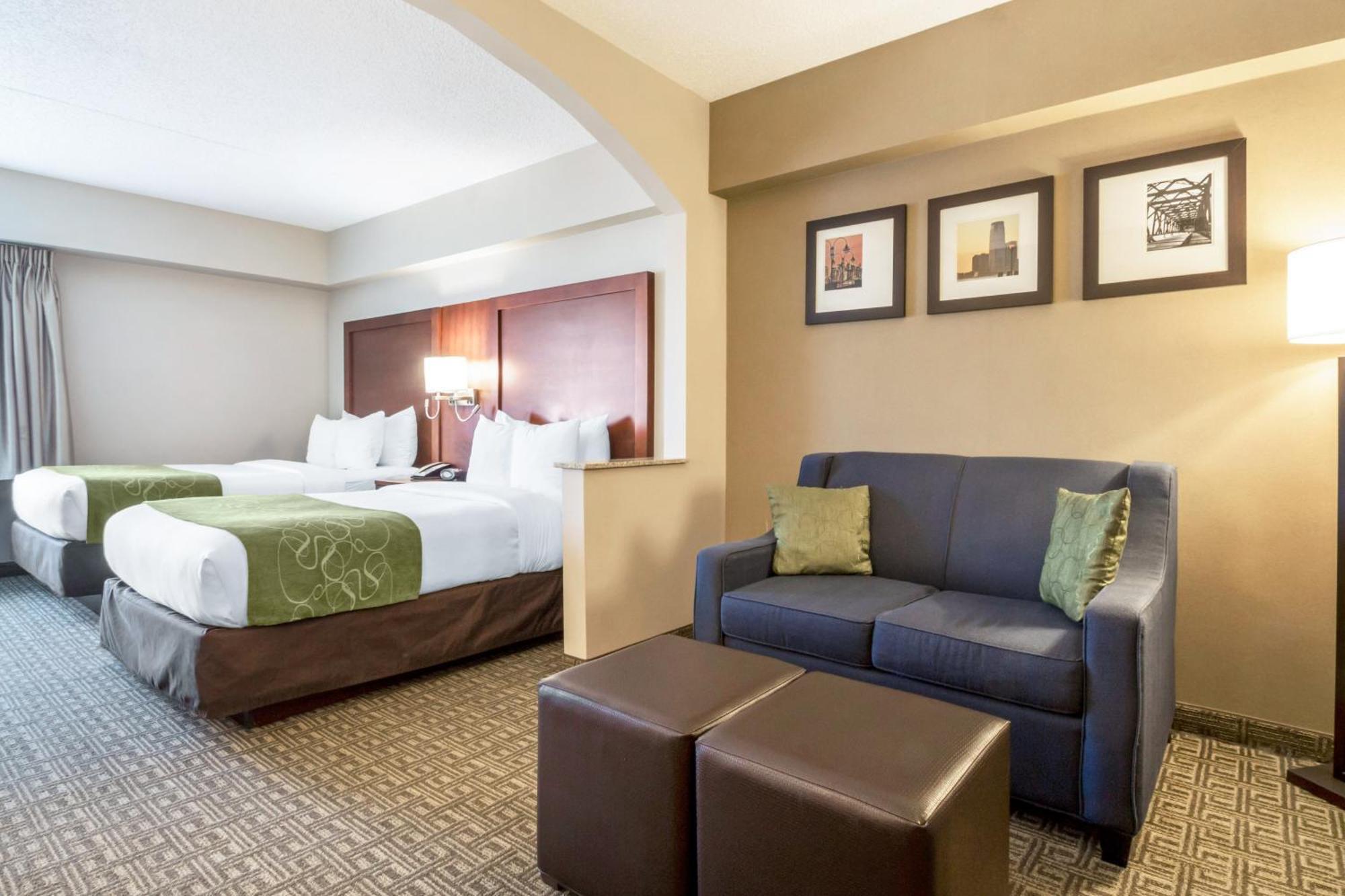 Comfort Suites At Woodbridge Avenel Exterior photo