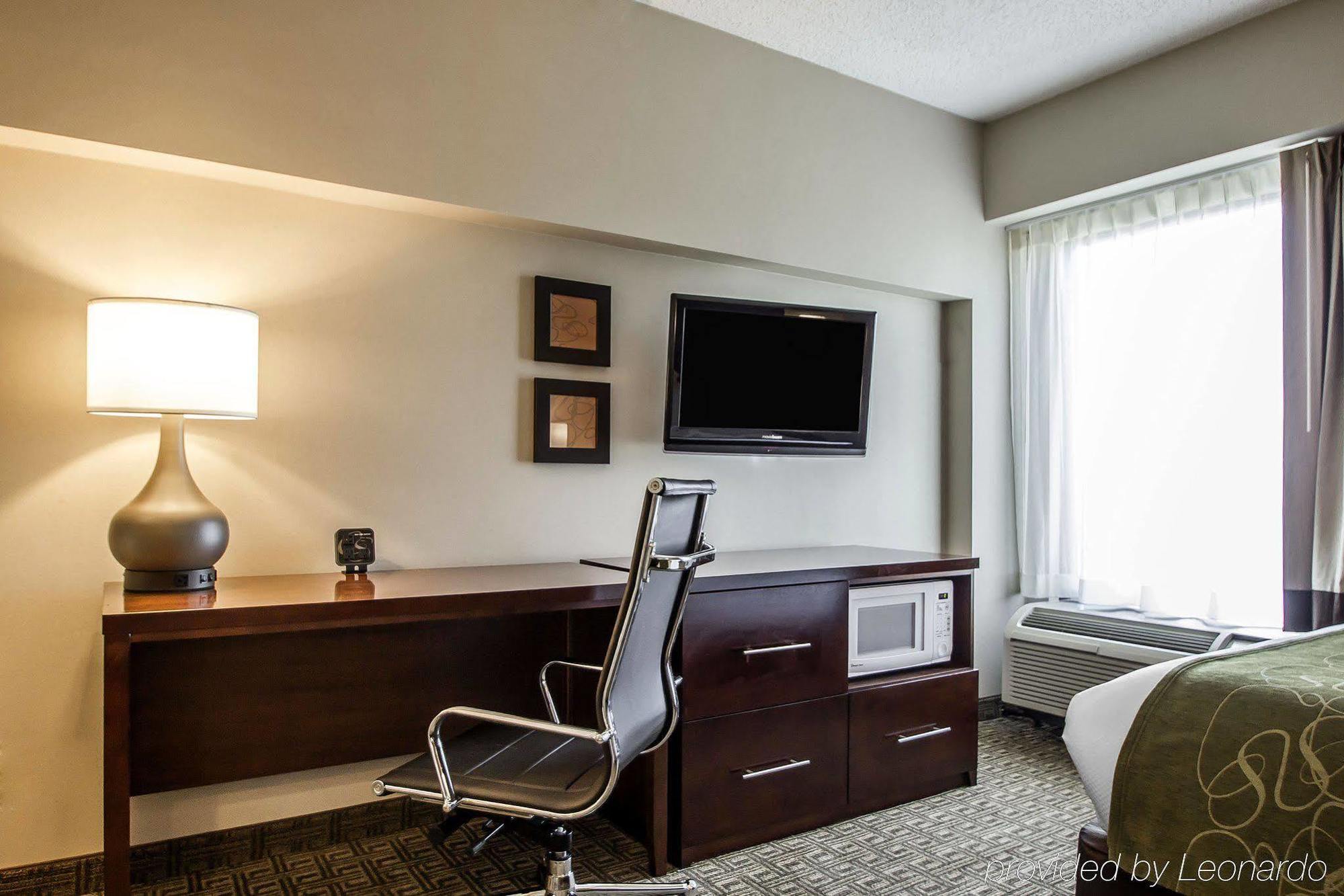 Comfort Suites At Woodbridge Avenel Exterior photo