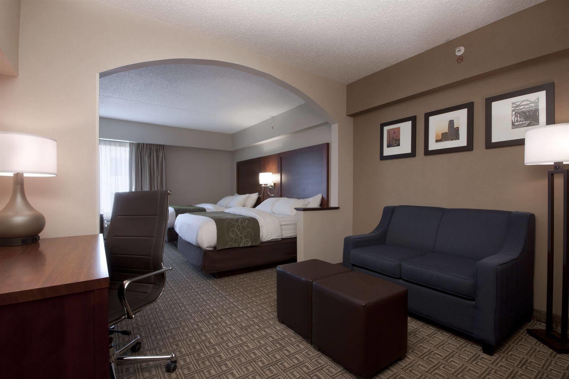 Comfort Suites At Woodbridge Avenel Exterior photo
