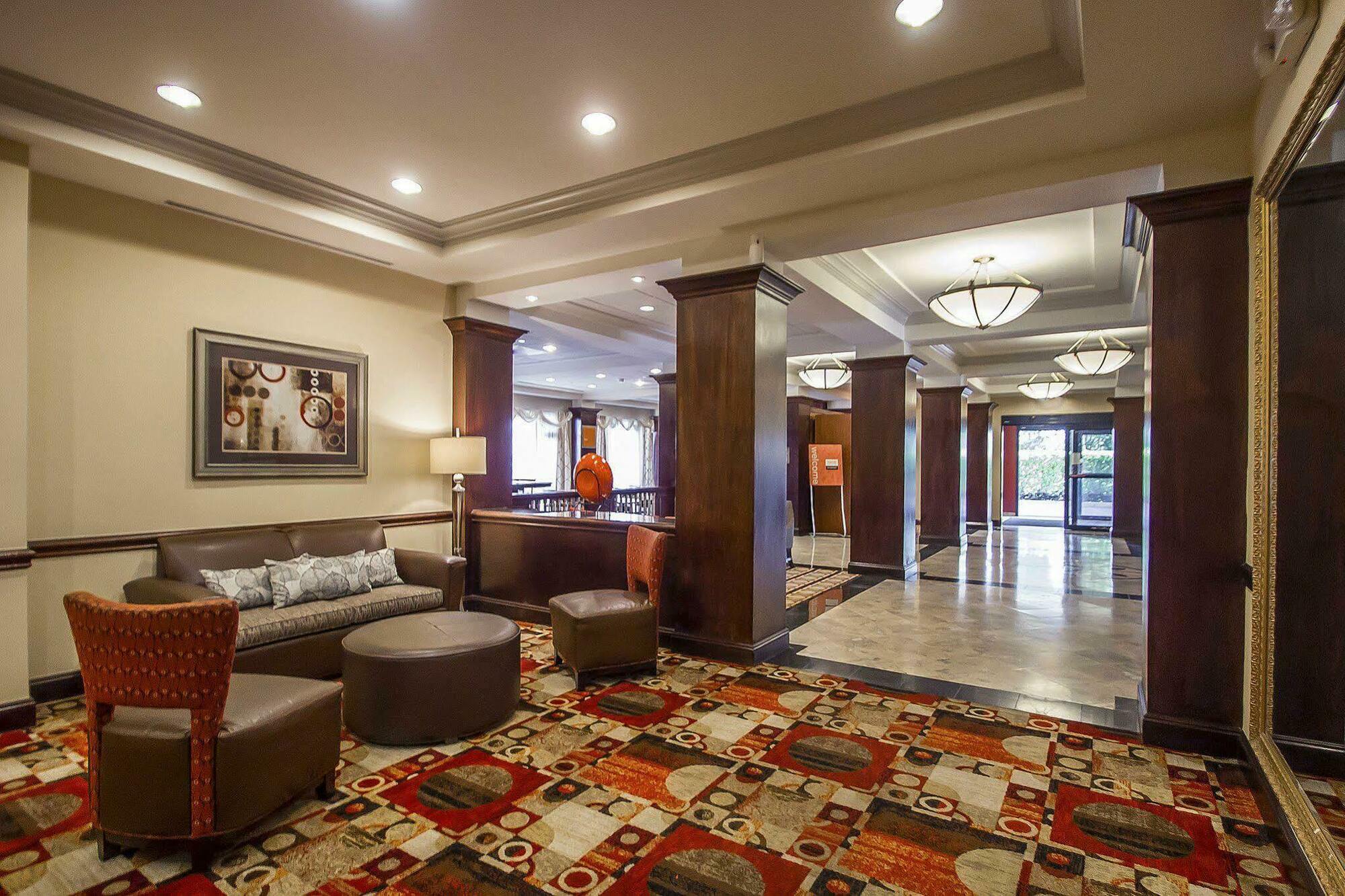 Comfort Suites At Woodbridge Avenel Exterior photo
