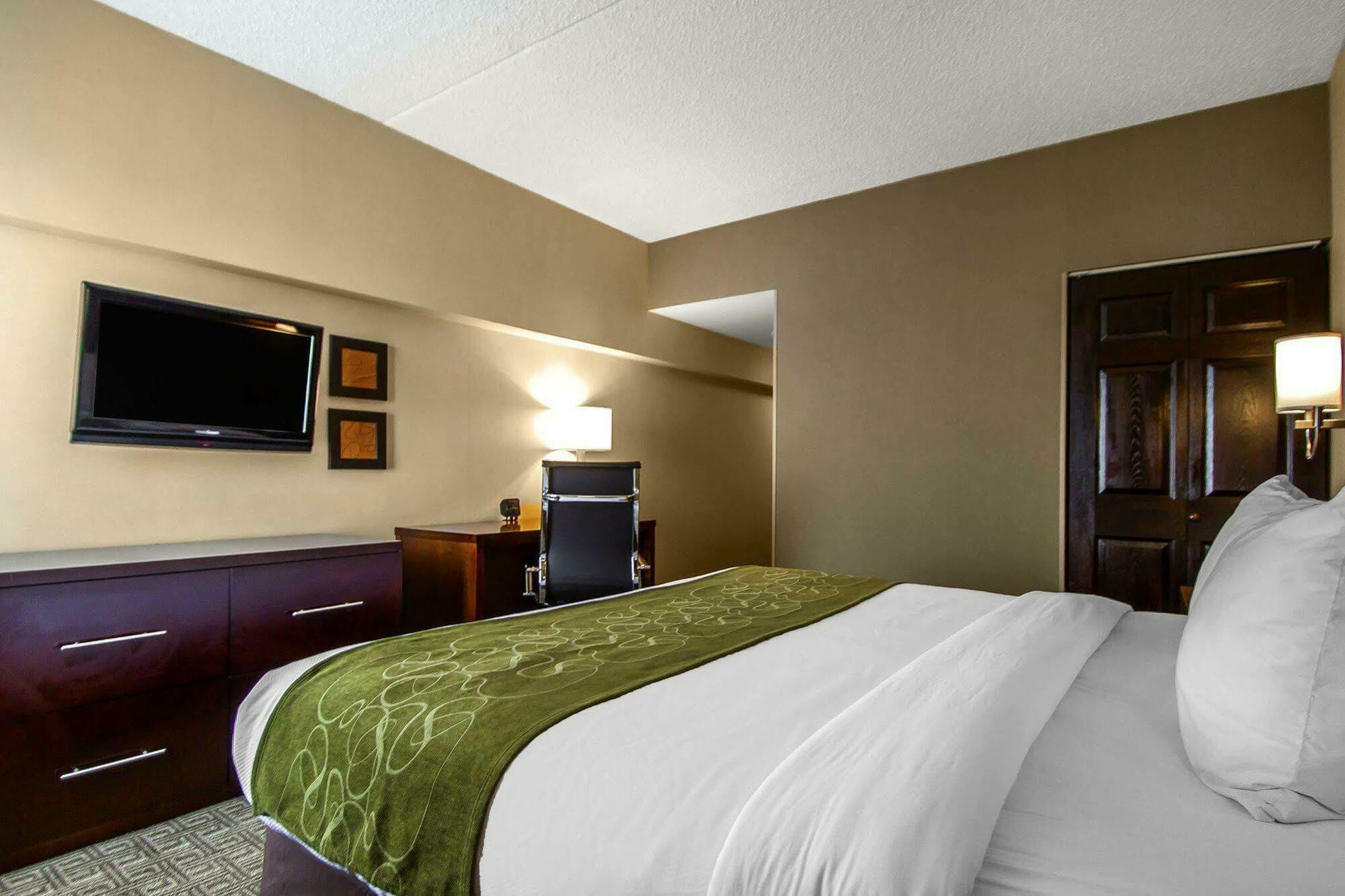 Comfort Suites At Woodbridge Avenel Exterior photo