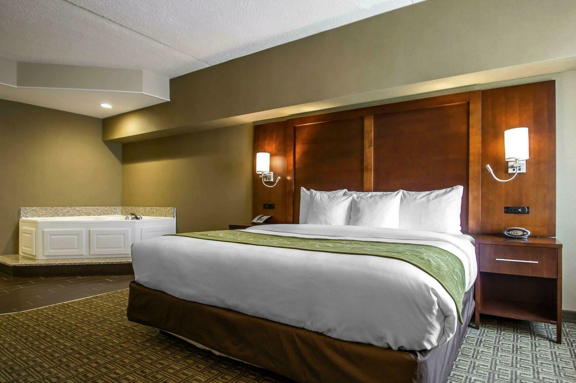 Comfort Suites At Woodbridge Avenel Exterior photo